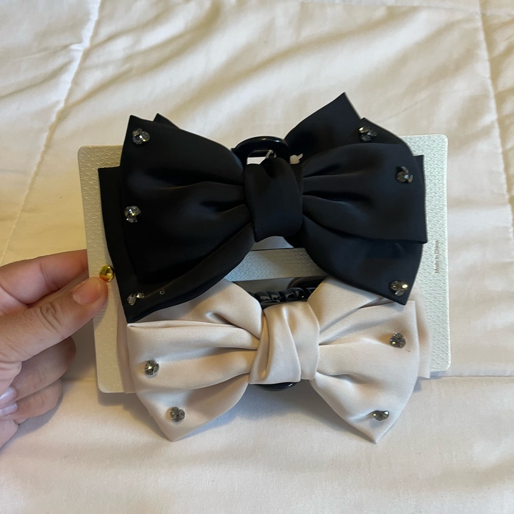 Two bows - Picture 3 of 4